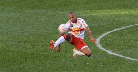 Il Tour Mondiale Di Thierry Henry: Un Tifoso Infortunato E Una Maglia Autografata!