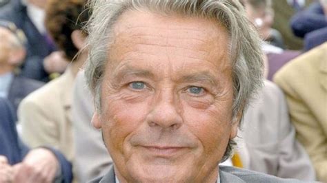  La Tournée d'Amour di Alain Delon: Un Trionfo Francese o un Addio Amaro?